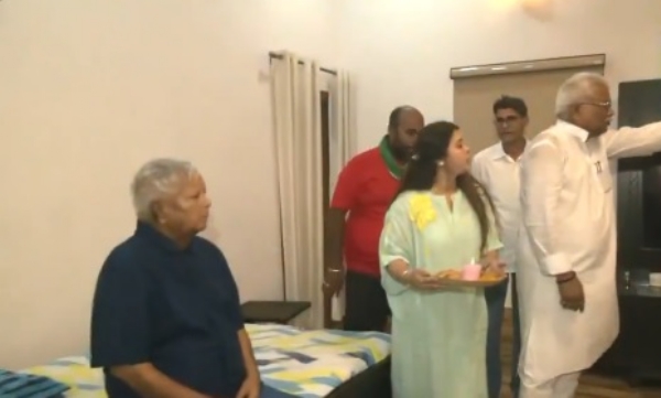 পরিবারের সঙ্গে জন্মদিন উদযাপন লালুর, শুভেচ্ছা মুখ্যমন্ত্রী সম্রাটের