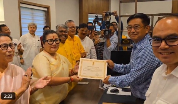 অধিকরিময়ুম শারদা দেবীর হাতে শংসাপত্র তুলে দিচ্ছেন বিধানসভার সচিব