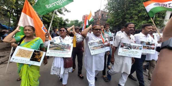 পুনর্বাসন ছাড়া হকার উচ্ছেদ নয়, এই দাবিতে কংগ্রেস-আইএনটিইউসি সেবাদলের মিছিল