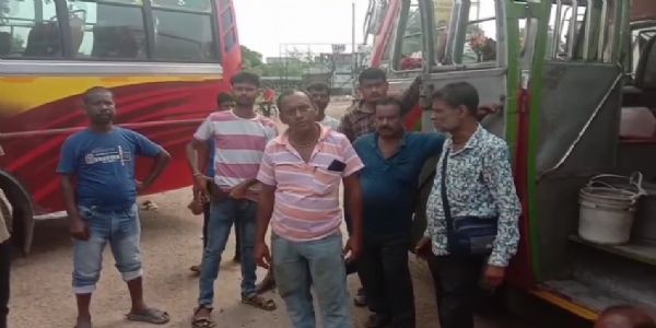 শান্তিপুরে বাসকর্মীকে পিটিয়ে খুনের অভিযোগ, নিরাপত্তার দাবিতে ধর্মঘট