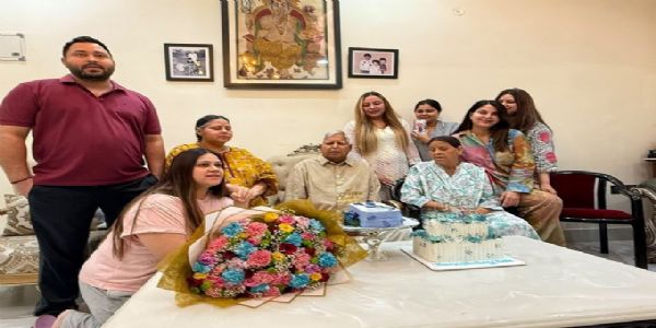 পরিবারের সঙ্গে জন্মদিন উদযাপন লালুর, শুভেচ্ছা মুখ্যমন্ত্রী সম্রাটের