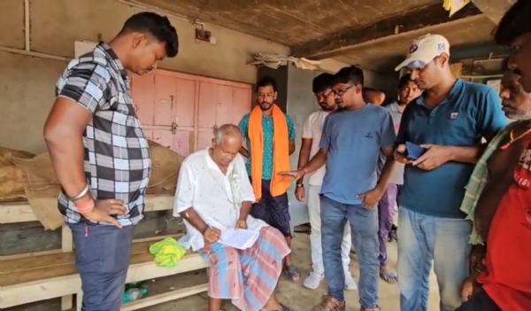 বিক্ষোভকারীদের চাপে মুছলেকা লিখছেন গুণধর খাড়া