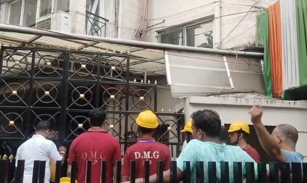 অভিষেকের বাড়িতে পুলিশ, আপ্তসহায়কের খোঁজেই এই তল্লাশি অভিষেকের বাড়িতে পুলিশ, আপ্তসহায়কের খোঁজেই এই তল্লাশি