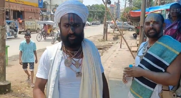 দুই সাধু আটক