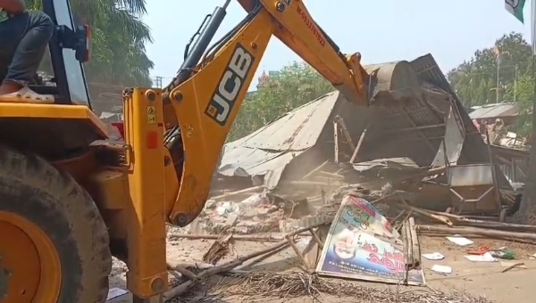 ঘাটালে ভাঙ্গা হল অবৈধ নির্মাণ ঘাটালে ভাঙ্গা হল অবৈধ নির্মাণ