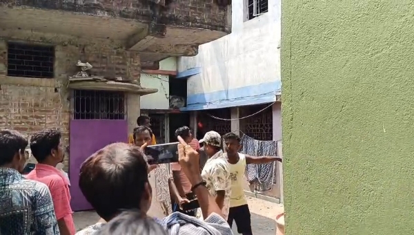 প্রধানের বাড়ির সামনে বিক্ষোভ