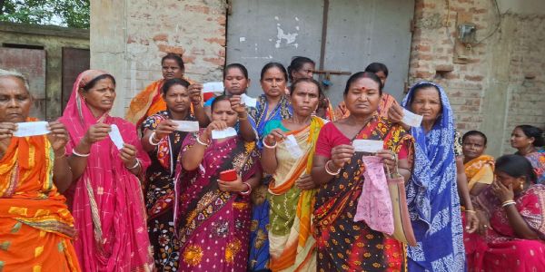 দুই মাস রেশন না পেয়ে ডিলারের বাড়ির সামনে বিক্ষোভ, উত্তেজনা গোঘাটে