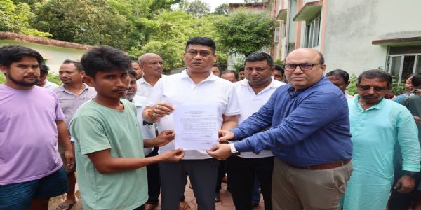 চাকমাঘাটে মাটি ধসে নিহত দুই যুবকের পরিবারকে প্রশাসনের আর্থিক সহায়তা