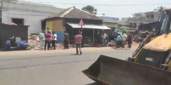 হাইকোর্টের নির্দেশে ভাঙা হল সরকারি ও রায়তি জমি দখল করে গড়ে ওঠা মিষ্টির দোকান