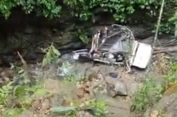 অরুণাচলের ইস্ট কামেং জেলায় পাহাড়ি রাস্তা থেকে গভীর খাদে গাড়ি অরুণাচলের ইস্ট কামেং জেলায় পাহাড়ি রাস্তা থেকে গভীর খাদে গাড়ি
