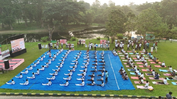 বোটানিক্যাল গার্ডেনে গণ-যোগাভ্যাস, অংশগ্রহণ বহু মানুষের
