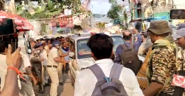 স্বপন নন্দীকে ঘিরে উত্তেজিত জনতা