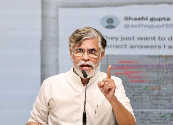 কংগ্রেসের মিডিয়া ও প্রচার বিভাগের চেয়ারম্যান পবন খেরা