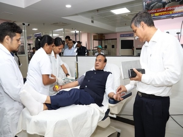 রক্তদান করছেন মুখ্যমন্ত্রী হিমন্তবিশ্ব শৰ্মা