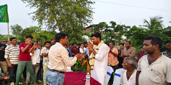 আরামবাগের বুলুন্ডিতে চা চক্র ও বৃক্ষরোপনে বিধায়ক