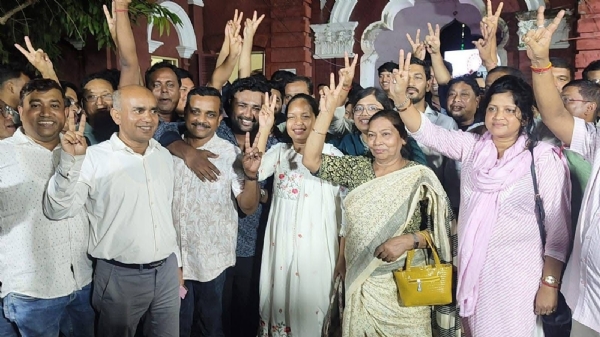 বার নির্বাচনে জয়ের উন্মাদনা বার নির্বাচনে জয়ের উন্মাদনা