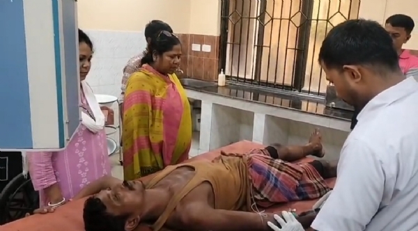 আহত ব্যক্তির পাশে প্রতিমা ভৌমিক