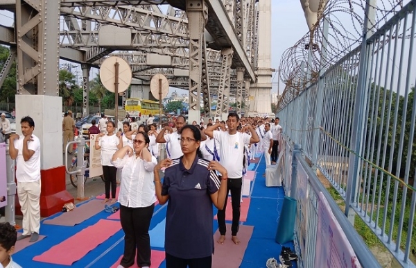 হাওড়া ব্রিজের ফুটপাথে যোগাসন কর্মসূচি হাওড়া ব্রিজের ফুটপাথে যোগাসন কর্মসূচি