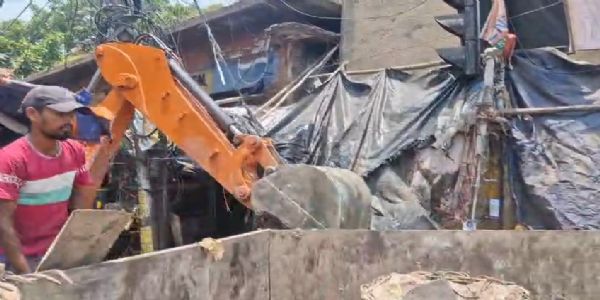 হাটন রোডে উচ্ছেদ অভিযান, ভেঙে দেওয়া হল রাস্তার ধারের দোকান; জীবিকা হারিয়ে অনিশ্চয়তায় বহু ব্যবসায়ী