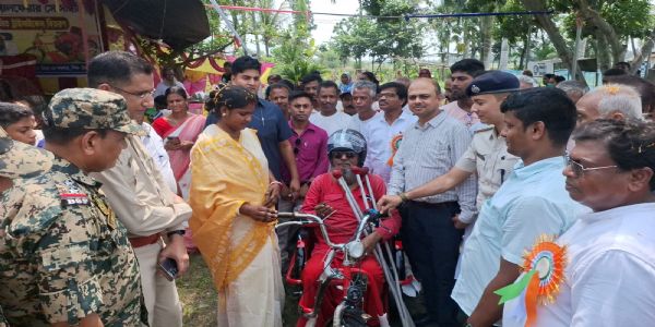 বিশেষ চাহিদাসম্পন্ন ৩৯ জন উপভোক্তাকে মোটরচালিত ট্রাইসাইকেল প্রদান, হাসনাবাদে অভিনব উদ্যোগ