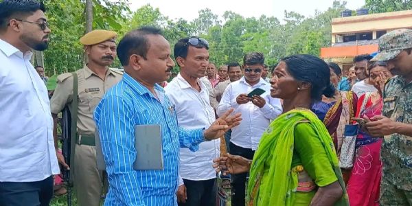 গজাশিমুল হাই স্কুলে জনকল্যাণ শিবির পরিদর্শনে মন্ত্রী রাজেশ মাহাতো, সরাসরি কথা বললেন সাধারণ মানুষের সঙ্গে