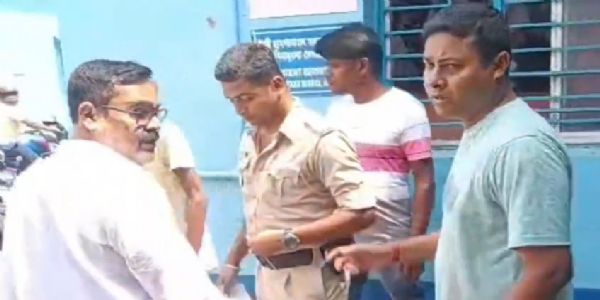 টাকিতে গ্রেফতার প্রোমোটারকে লক্ষ্য করে ডিম ছুড়ল ক্ষুব্ধ জনতা