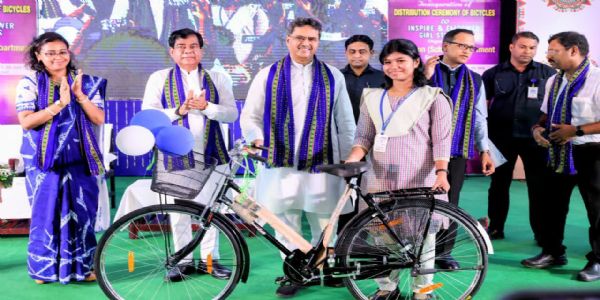 ৪১,৮০০ ছাত্রীর হাতে বাইসাইকেল তুলে দিল ত্রিপুরা সরকার