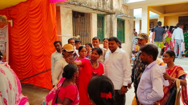 খানাকুলের জনকল্যাণ শিবিরে বিধায়ককে ঘিরে সেলফির উন্মাদনা