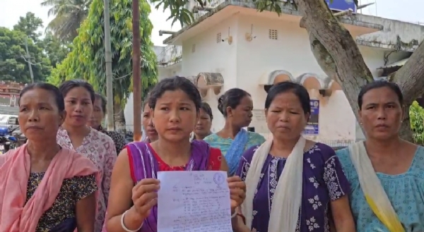 থানার দ্বারস্থ গ্রামবাসী