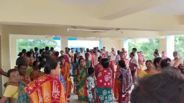 কাজের টাকা না পাওয়ার দাবিতে বিক্ষোভ