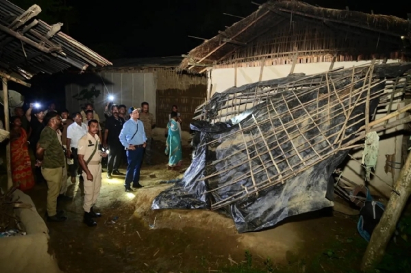 বুনোহাতির হামলায় বিধ্বস্ত ঘরবাড়ি দেখছেন জেলাশাসক