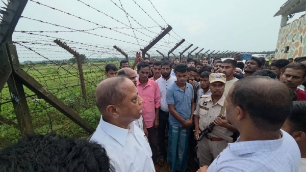 কিন্নখালে কাঁটাতারের বেড়ারে এপারে উদ্বিগ্ন বাসিন্দাদের সঙ্গে কথা বলছেন সাংসদ পরিমল শুক্লবৈদ্য