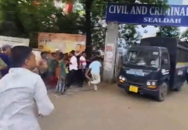 স্বপন সমাদ্দারকে নিয়ে যাওয়া পুলিশের গাড়িতে ডিম-বৃষ্টি
