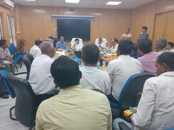 শ্রমমন্ত্রী অর্জুন সিং এর নেতৃত্বাধীন বৈঠক