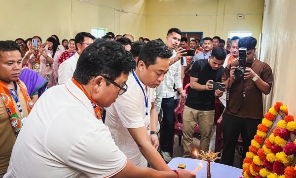 পণ্ডিত দীনদয়াল উপাধ্যায়ের প্রতিকৃতির সামনে প্রদীপ প্রজ্বলন বিজেপি নেতৃবৃন্দের