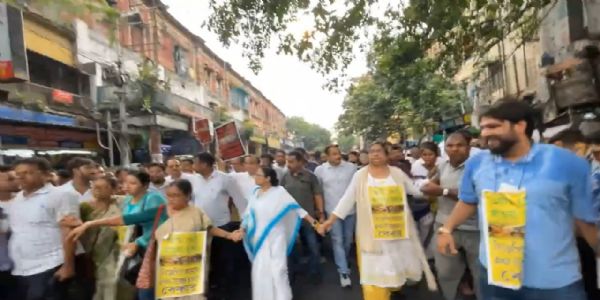 (আপডেট) পুনর্বাসন ছাড়া হকার উচ্ছেদের প্রতিবাদে ধর্মতলায় তৃণমূলের বৃহৎ বিক্ষোভ, নেতৃত্বে মমতা বন্দ্যোপাধ্যায়