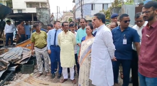 পুড়ে যাওয়া দোকান পরিদর্শন