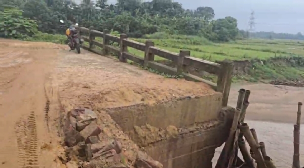 ব্রিজের বেহাল অবস্থা