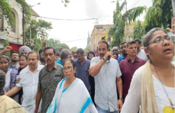 হকার উচ্ছেদের প্রতিবাদে পথে মমতা
