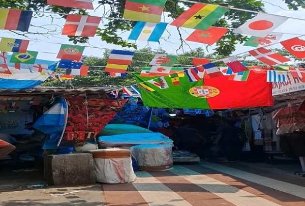 কলকাতার বিধান মার্কেটে ক্রেতার ঢল, বিশ্বকাপ মরশুমে বাড়ছে জার্সির বিকিকিনি
