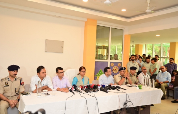 অন্যান্য প্রশাসনিক আধিকারিকদের সঙ্গে সাংবাদিক সম্মেলনে মন্ত্ৰী অজন্তা নেওগ