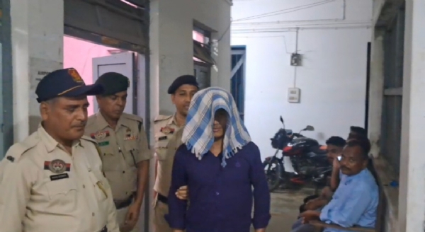 বাংলাদেশি নাগরিক গ্রেফতার