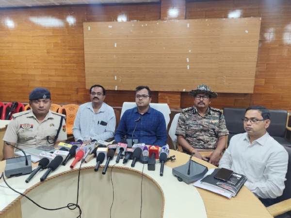 সাংবাদিক সম্মেলনে জেলা শাসক সাংবাদিক সম্মেলনে জেলা শাসক