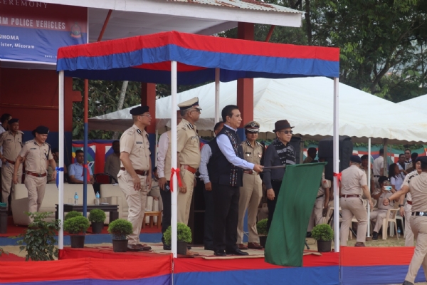 সবুজ পতাকা নেড়ে নবক্রয়কৃত পুলিশ গাড়ির উদ্বোধন করছেন মুখ্যমন্ত্রী লালদুহোমা সবুজ পতাকা নেড়ে নবক্রয়কৃত পুলিশ গাড়ির উদ্বোধন করছেন মুখ্যমন্ত্রী লালদুহোমা