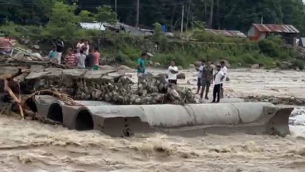 ভাঙল দুধিয়ার অস্থায়ী সেতু