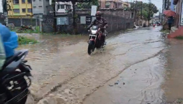 রাস্তার উপর জল আরামবাগ বিবেকানন্দ পল্লীতে