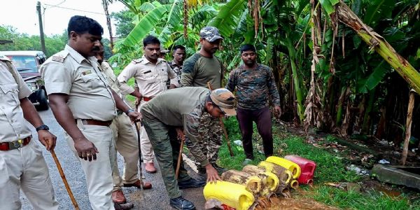 চোলাই মোদের কারবার রুখতে তৎপর গোঘাট পুলিশ, হানা গোঘাটের মথুরাতে