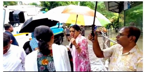 জলমগ্ন আলিপুর চিড়িয়াখানায় , পাইপলাইন লিক হওয়ার পর ঘটনাস্থলে মন্ত্রী অগ্নিমিত্রা পাল