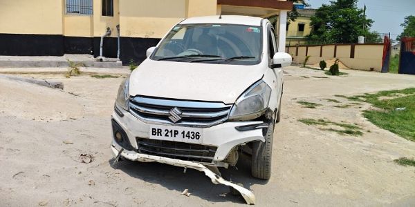 দুই বিলাসবহুল গাড়ি থেকে বিপুল পরিমাণ মদ উদ্ধার, গ্রেফতার দুই
