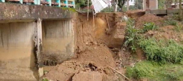 রাস্তার বেহাল অবস্থা
